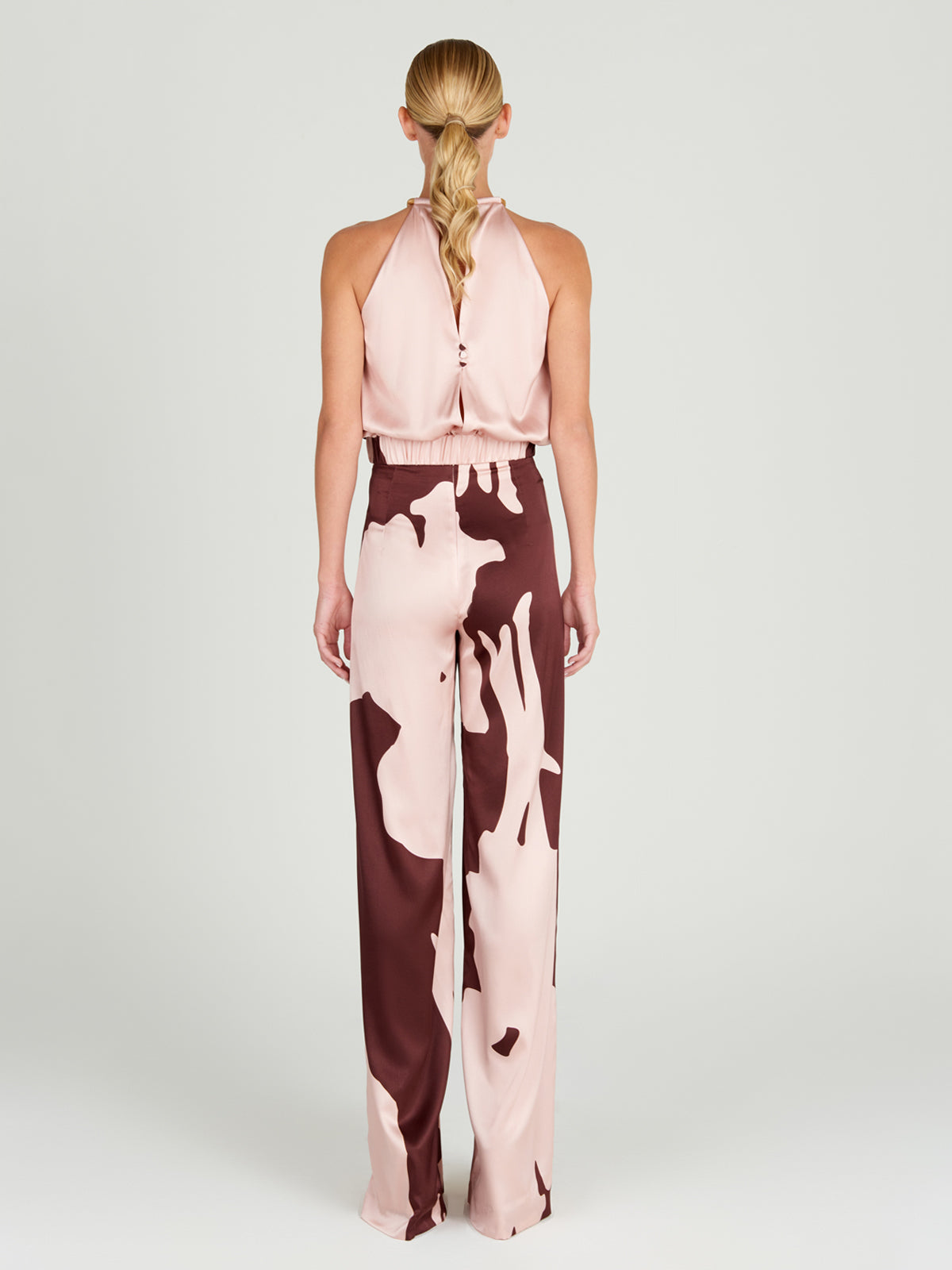 Guspinii Blouse Cacao Floral with an elastic adjustable hem.