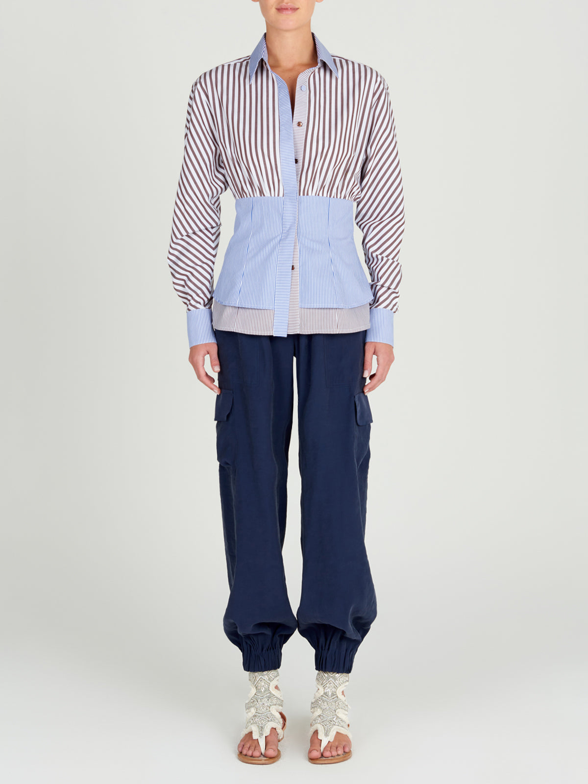 A Giorizia Blouse Blue Brown with a collar in blue and white.